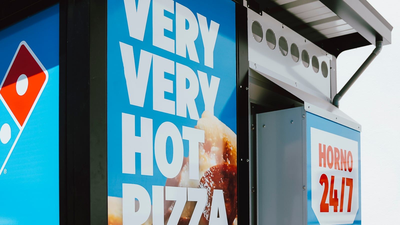 Máquina de vending Horno 24/7 de Domino's con el rótulo Very very hot pizza