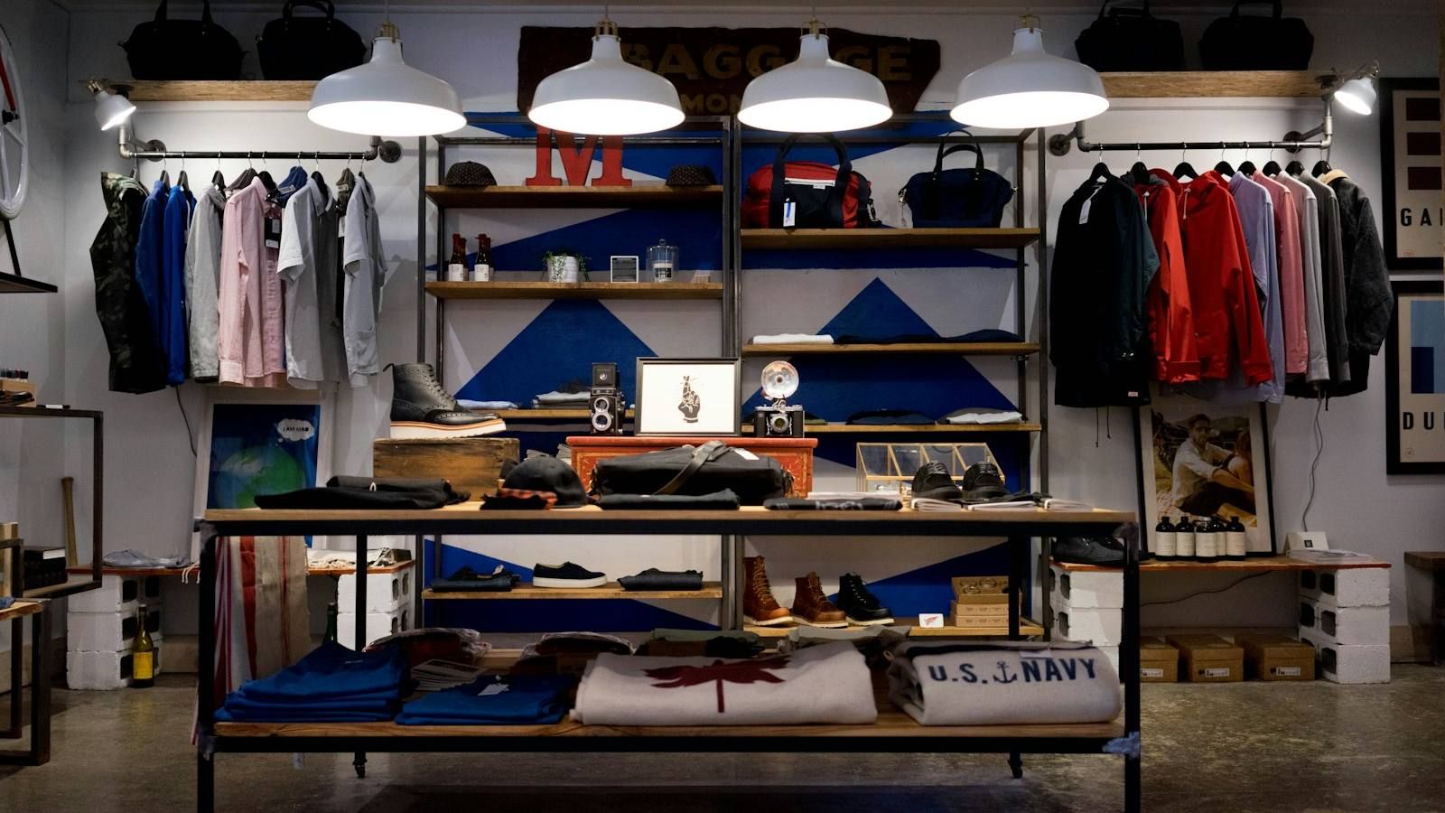 Interior iluminado de un local comercial con producto expuesto en estanterías